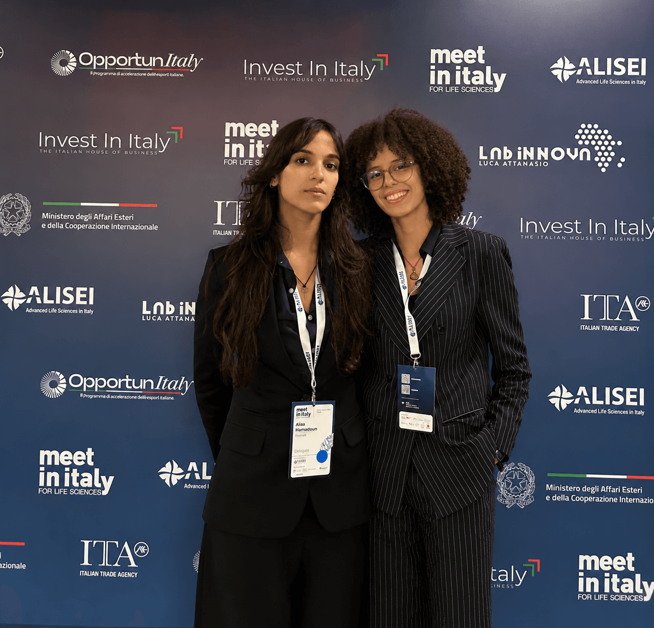 Nour Kabbouri et Alaa Hamdoune à Meet in Italy for Life Sciences, devant le fond de l’Italian Trade Agency.